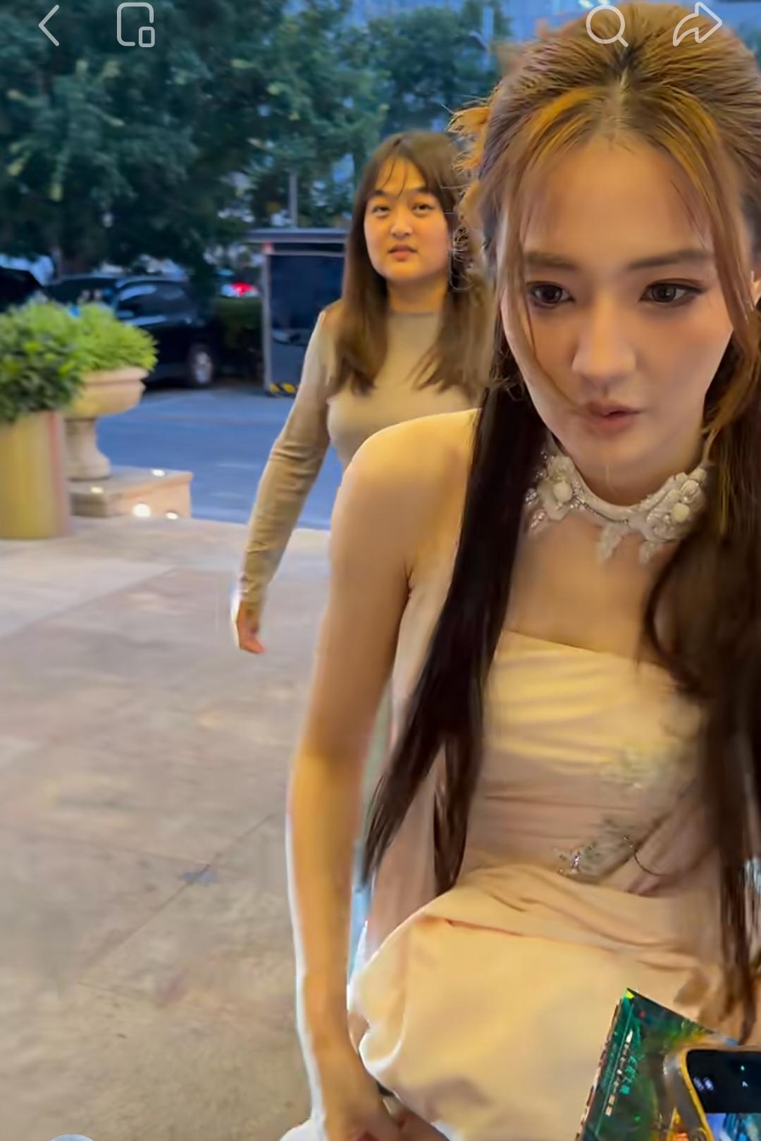 可能是参加央妈的节目吧，看穿着打扮比以前低调多了！只是遗憾的是这套衣服并不能把