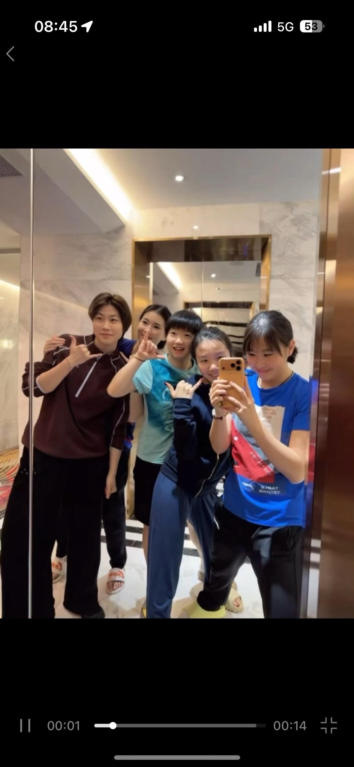 孙颖莎真的很萌，一群人拍照，莎莎站在中间，都捧在手心里，很爱护这个小女孩！孙颖