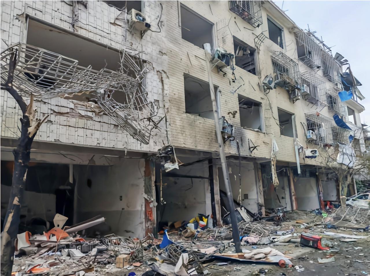 当地网友拍下的爆炸现场！爆炸点位是临街的一楼商铺，属于典型的楼下店、楼上住，扒了