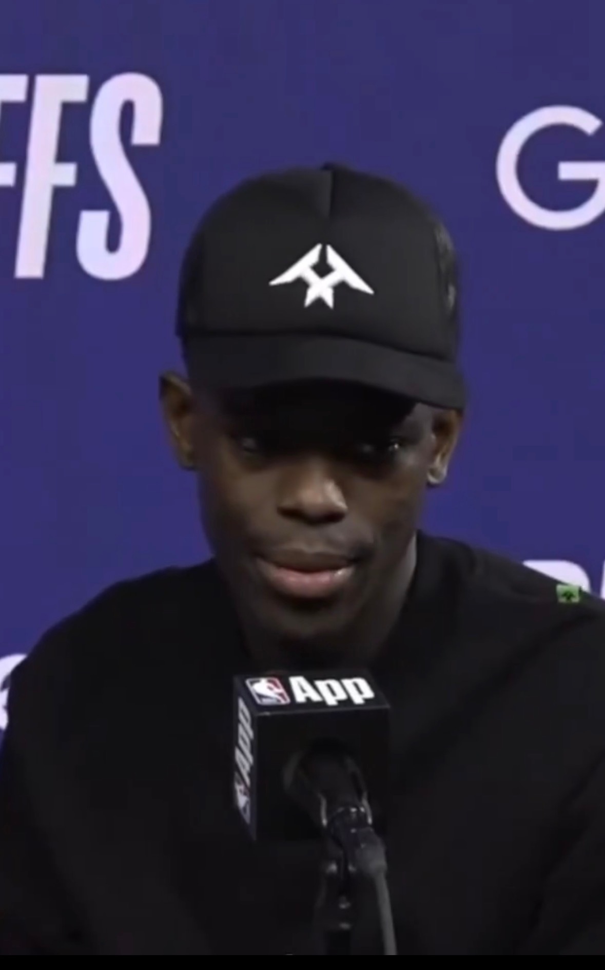 米切尔透露，施罗德在中场休息时向球队进行了发言，随后他在第四节迎来了大爆发：“当