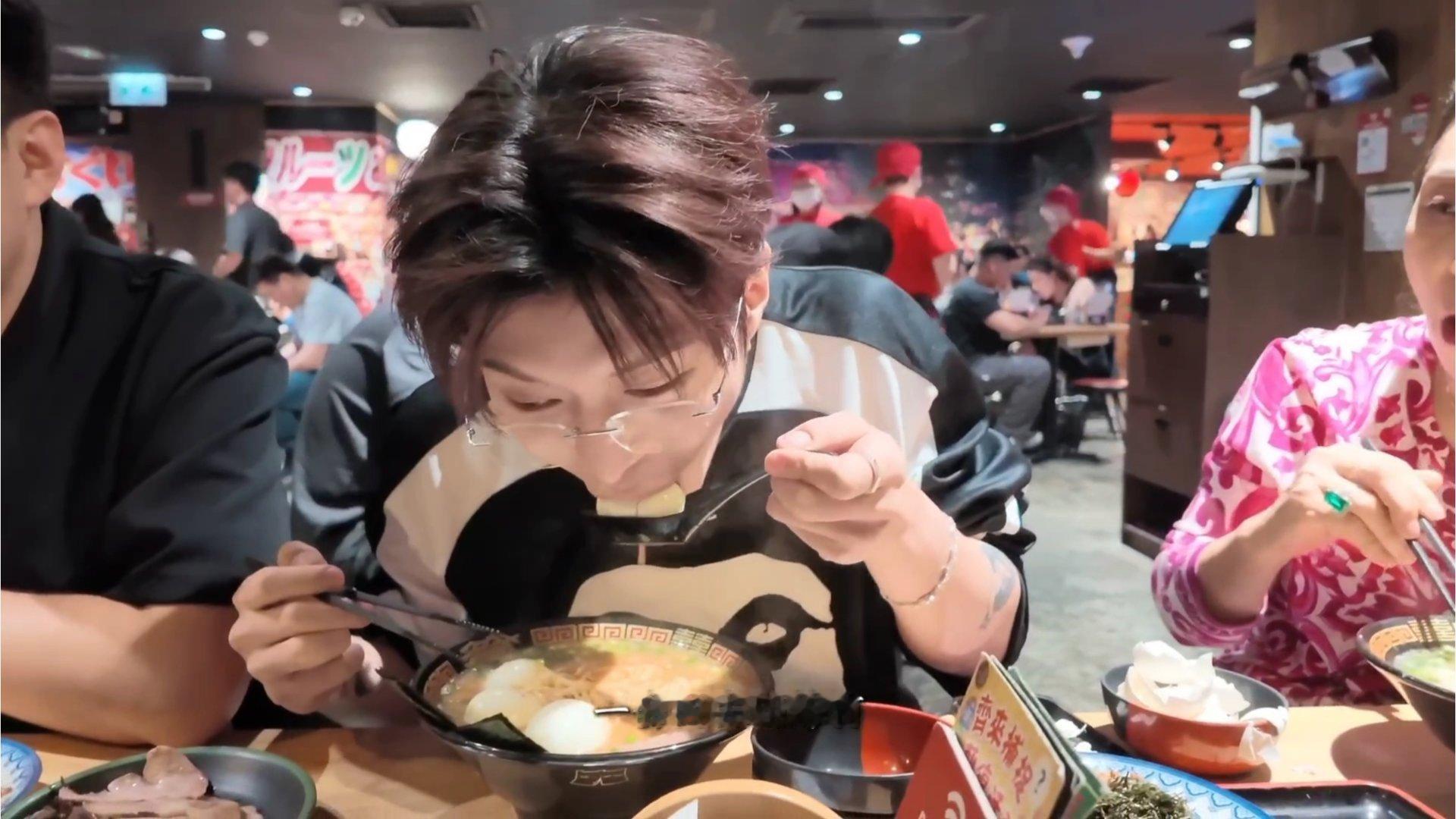 进食中：一口一个鸡蛋，大口吃面条进食后：kuku算热量，发现怎么比想象中多就算你