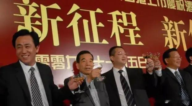 恒大上市，是一场房地产罕见的盛宴。让84岁的郑裕彤、58岁的刘銮雄、51岁的许家