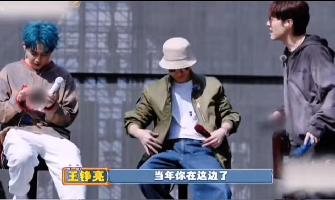 亮哥说陈楚生可以左右（脸）开弓。今天演唱会花絮真的很好看，哥几个日常相处随时都