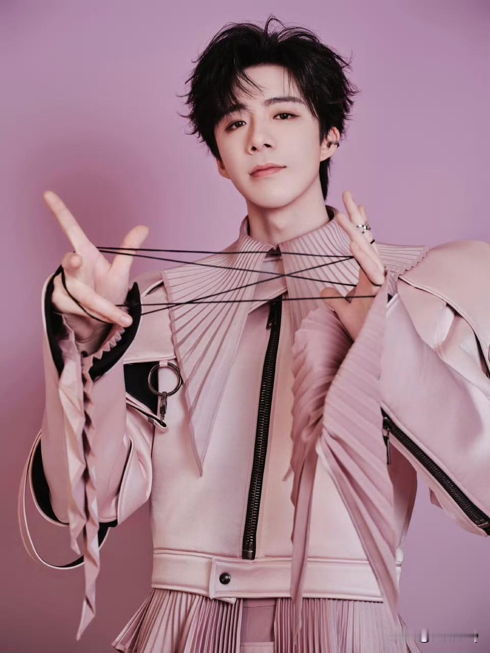 难怪刘宇宁不敢晒背后照，原来这裤子的背后这么紧身。