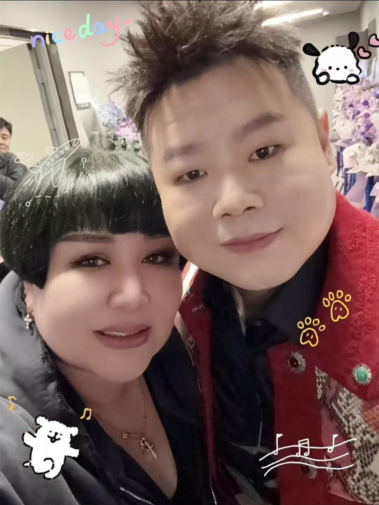 德云社董事长王惠晒出了与岳云鹏的合影，并配文称，“祝贺我儿子演唱会圆满成功”。岳