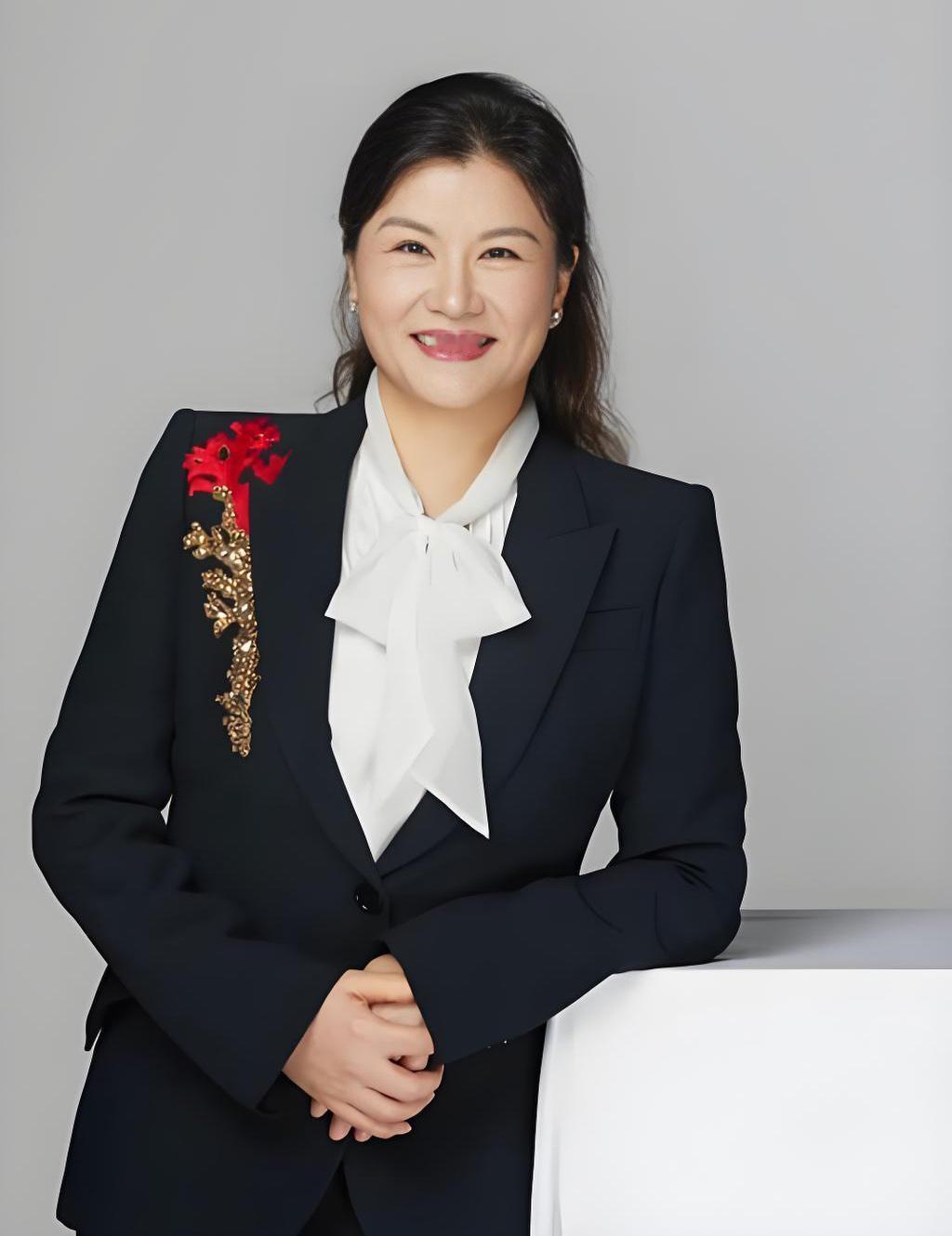 蓝思科技的创始人周群飞是女中豪杰，是我们湖南人的骄傲。她昨天跟马斯克一起参加宴席