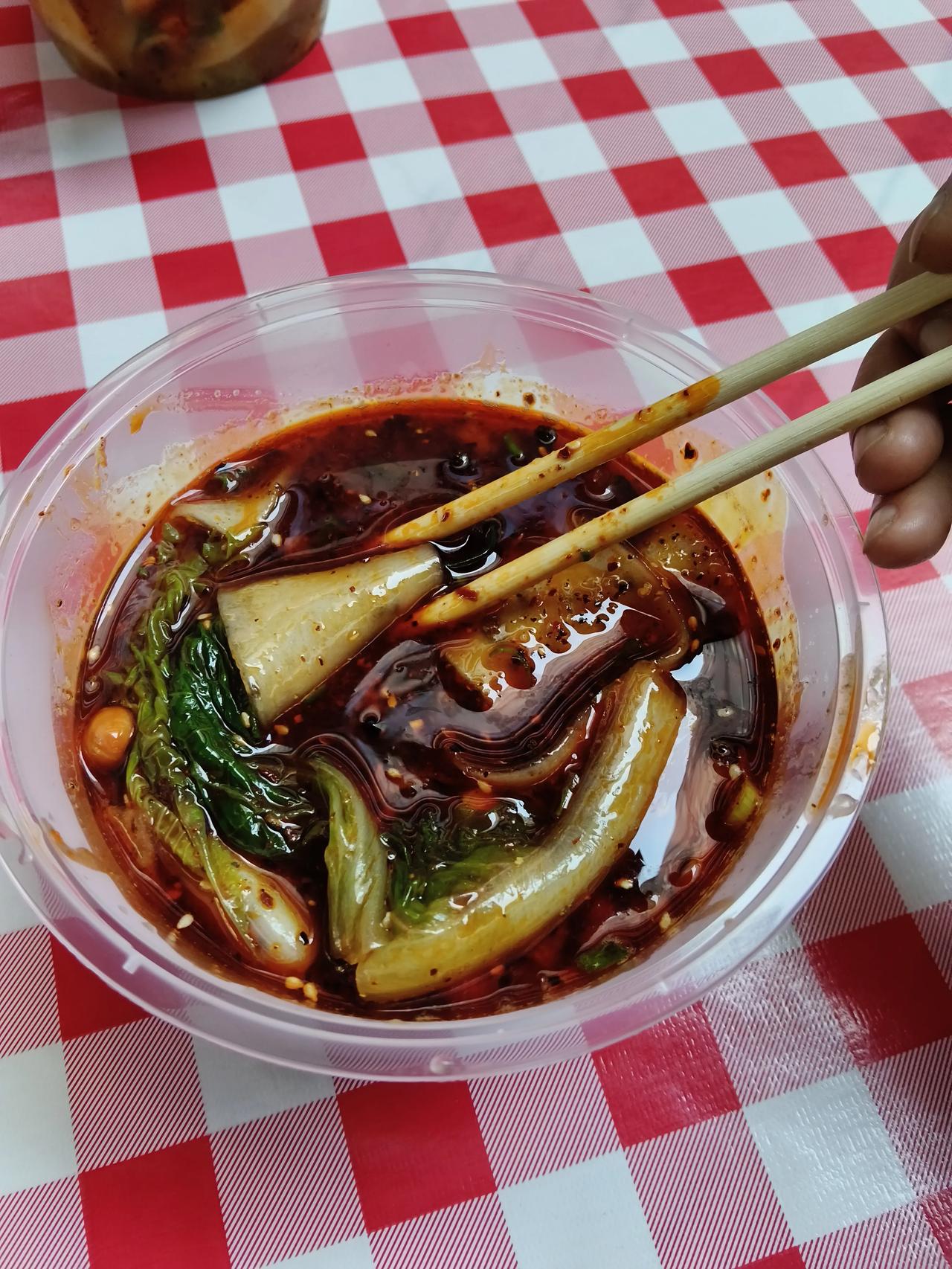 甘肃天水的麻辣烫非常有名，是兰州的麻辣烫也很好吃，你们看看是不是看见很有食欲的样