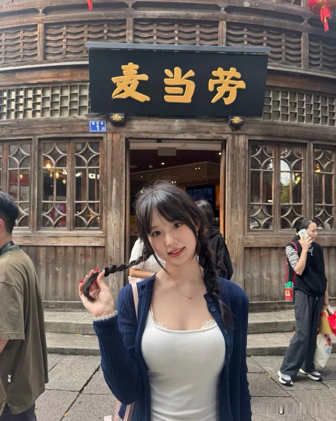 《街头小甜心捕捉记》转角遇见治愈系笑容，马尾辫甩出青春弧度，阳