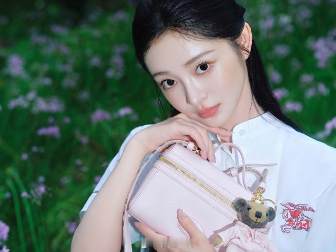 白色连衣裙、清新灵动充满少女气息——周洁琼。每日明星美图分享