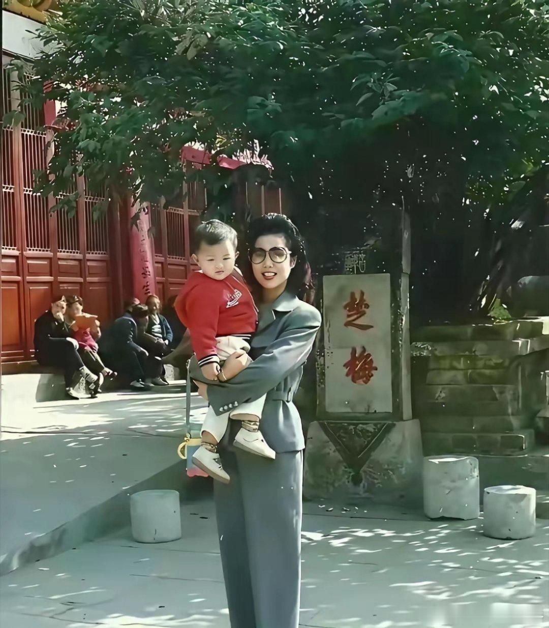 1990年，李双江与荆州姑娘刘清娣（梦鸽）喜结连理。1992年她加入总政歌舞团，