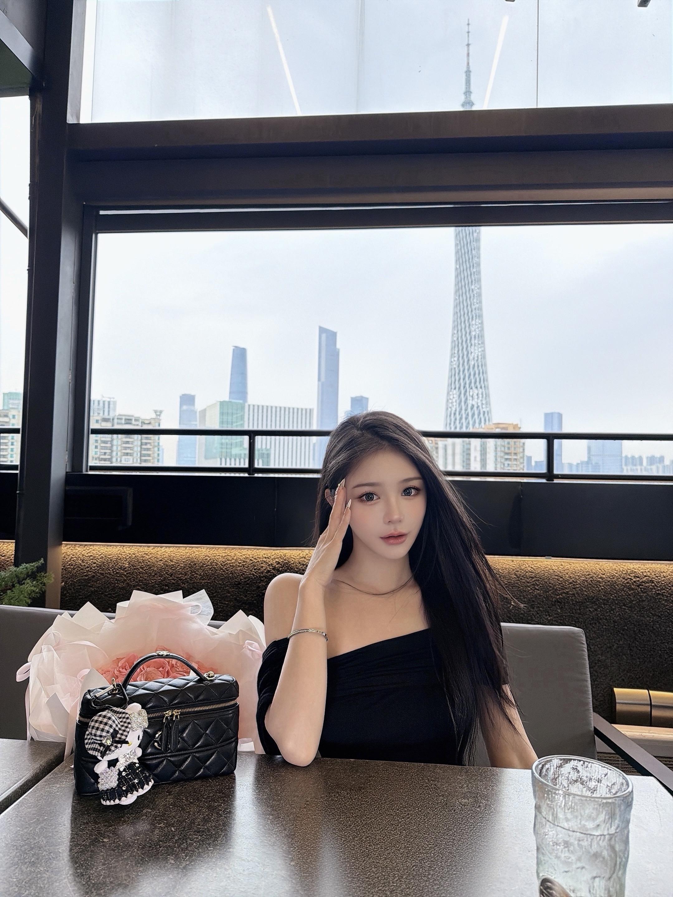 姐姐感 御姐 御姐身材甜妹脸 今天的人设是氛围感美女 黑色系餐厅