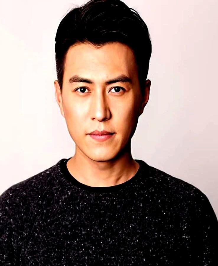 48岁素颜照，白发皱纹全露！谁敢信这是26岁就拿了东京影后的李佳？人家事业最