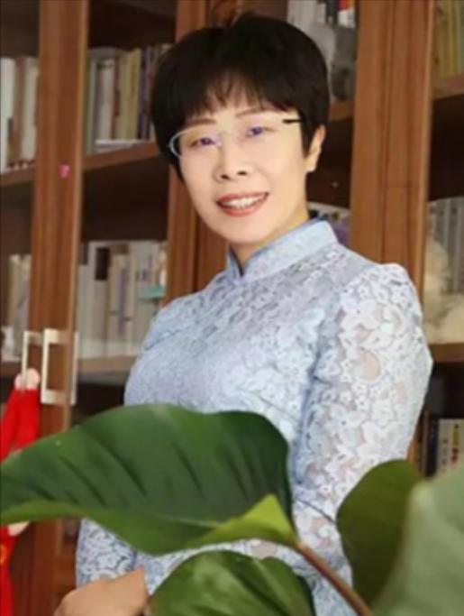 北大才女蒙曼50岁至今未婚，朱迅问她：“你最想嫁给谁？”谁承想，她脱口而出说的一