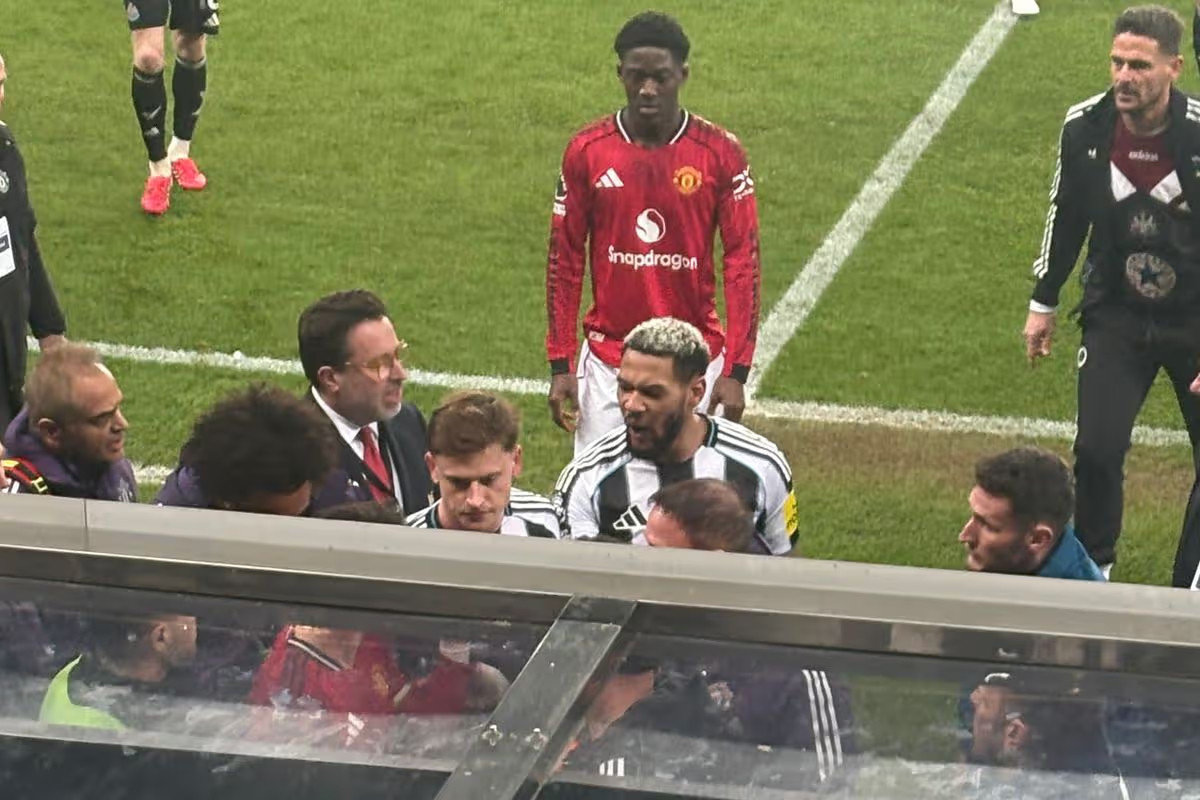 曼晚StevenRailston上半场结束前，比赛跌宕起伏，马奎尔在离场时对着