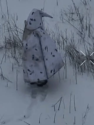 雪地里，俄军穿白色伪装服形似企鹅，被乌穿越机发现，当场炸死日前，一段由乌克兰