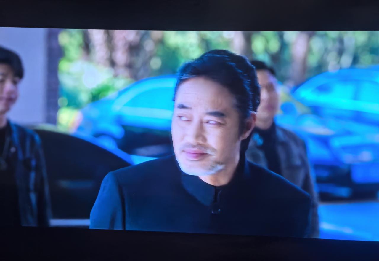 赵荀，快不会演戏了。我仔细看了《罚罪2》。那个熟悉的“硬汉”，又回来了。瞪