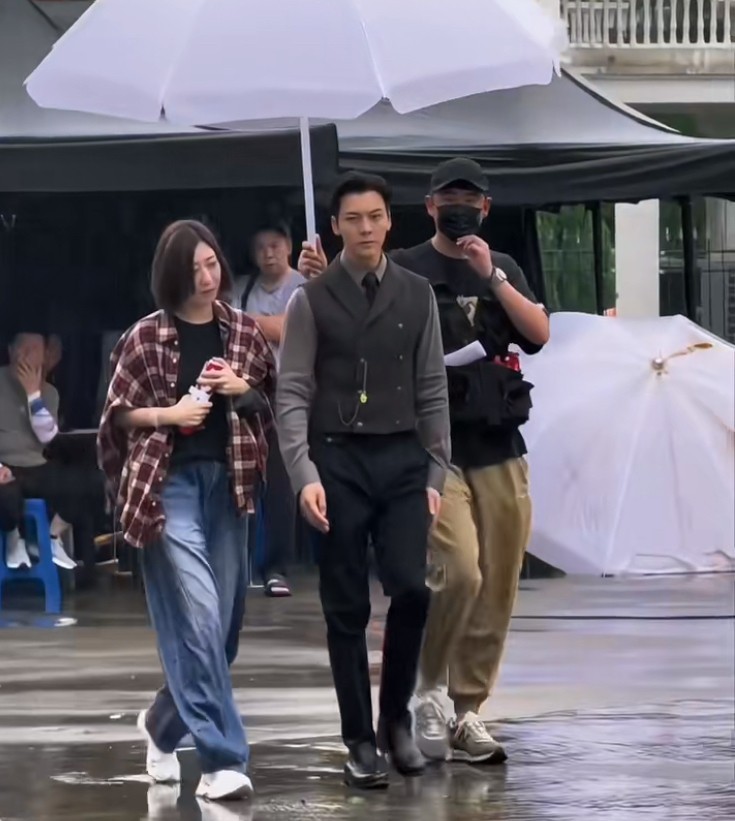 陈伟霆助理打的这把伞不会是遮阳伞吧！这要是没有190的个子都打不起来！