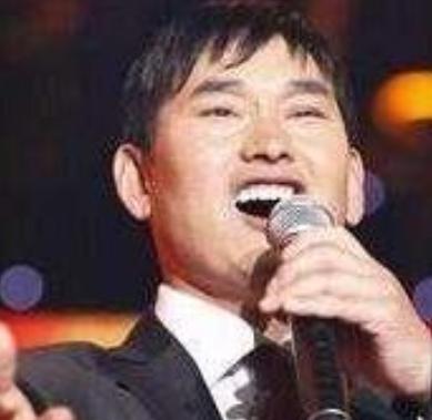 大衣哥称能被大家喜欢并用歌声给观众带来快乐是自己的荣幸，未来会根据实际情况选择性