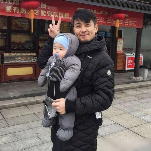 保剑锋40岁才生头胎，也算是老来得子了，他儿子他宝贝得很。他儿子笑容很像他哦，基