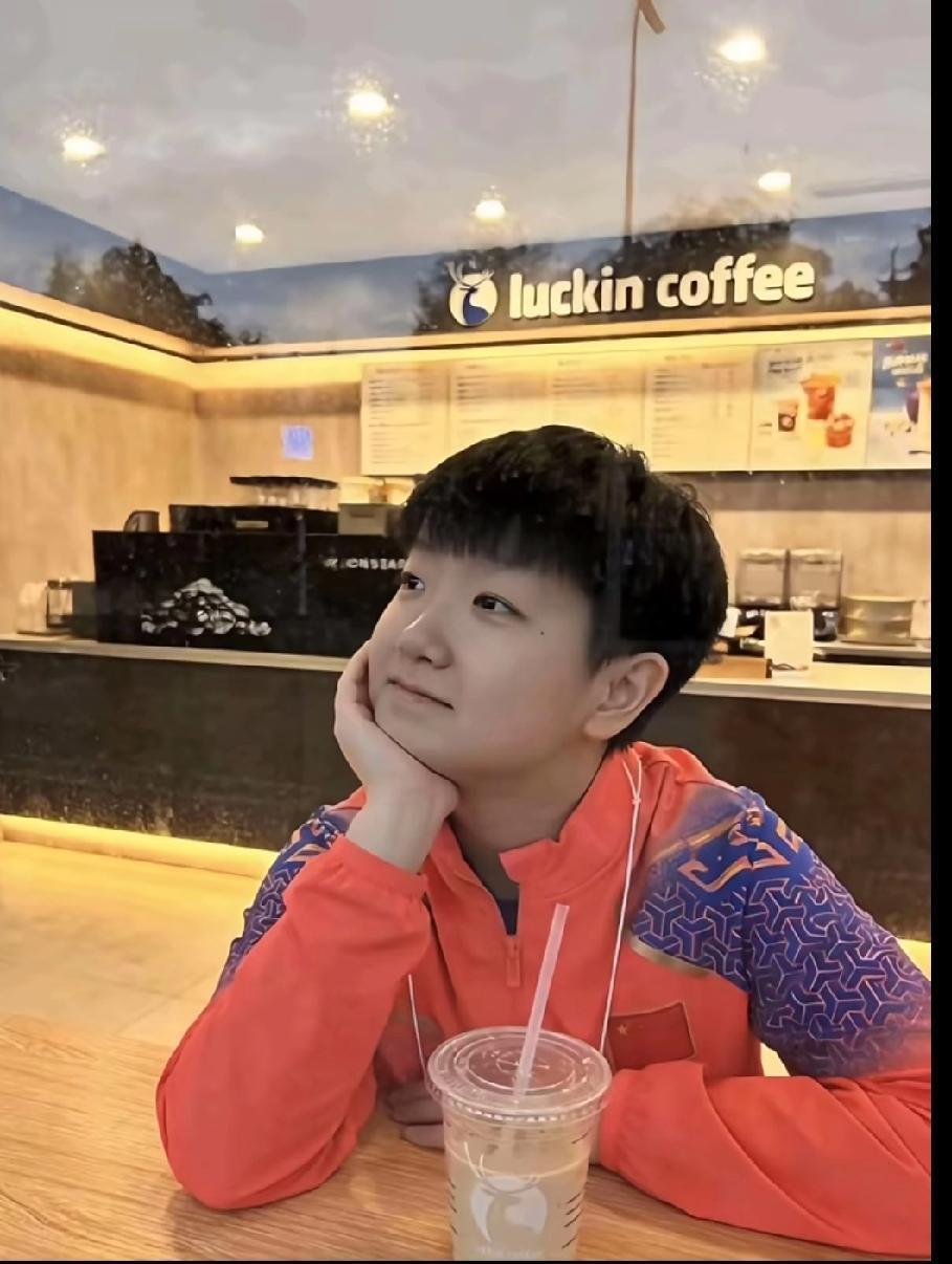 谁懂啊！看着18岁的她，突然破防了😭刷到这张2019年的旧照，眼泪一下就