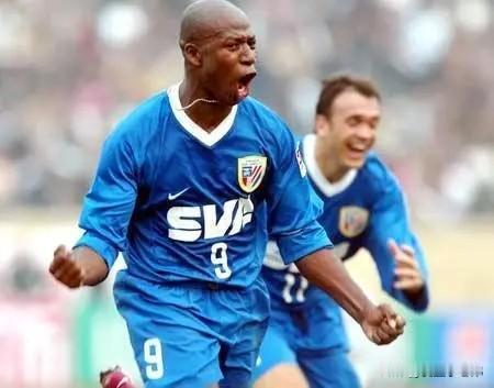 申花档案:百万美元先生马丁内斯首战被罚下场，06年留下40万美元离去02年初，