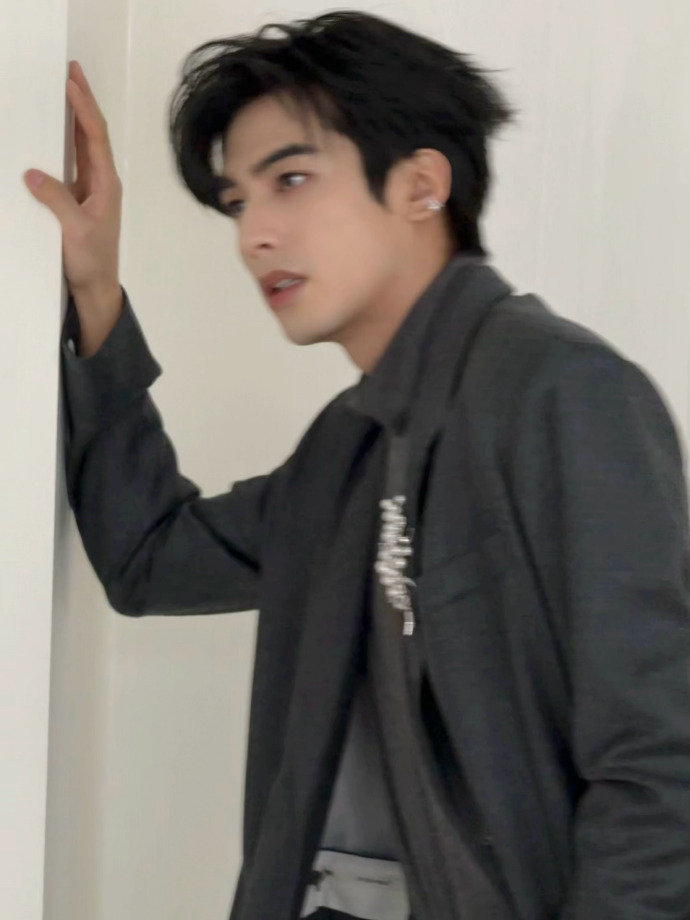 宋威龙新加坡灰色系造型宋威龙珍珠造型宋威龙新加坡灰色系造型，宋威龙珍珠造型，