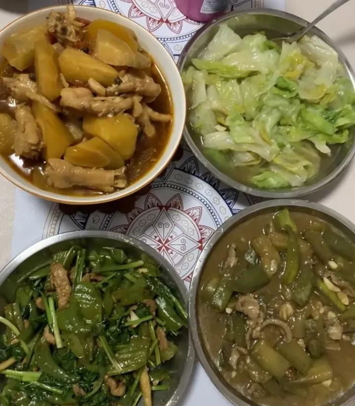 做饭的人都应该知道吧，这种天做饭有多遭罪，汗珠子顺着脸往下淌。热火朝天的做一下午