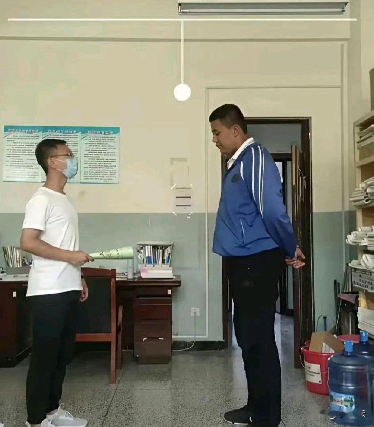 现在的孩子长得太快了，不穿校服都分不出来，谁是老师，谁是学生。