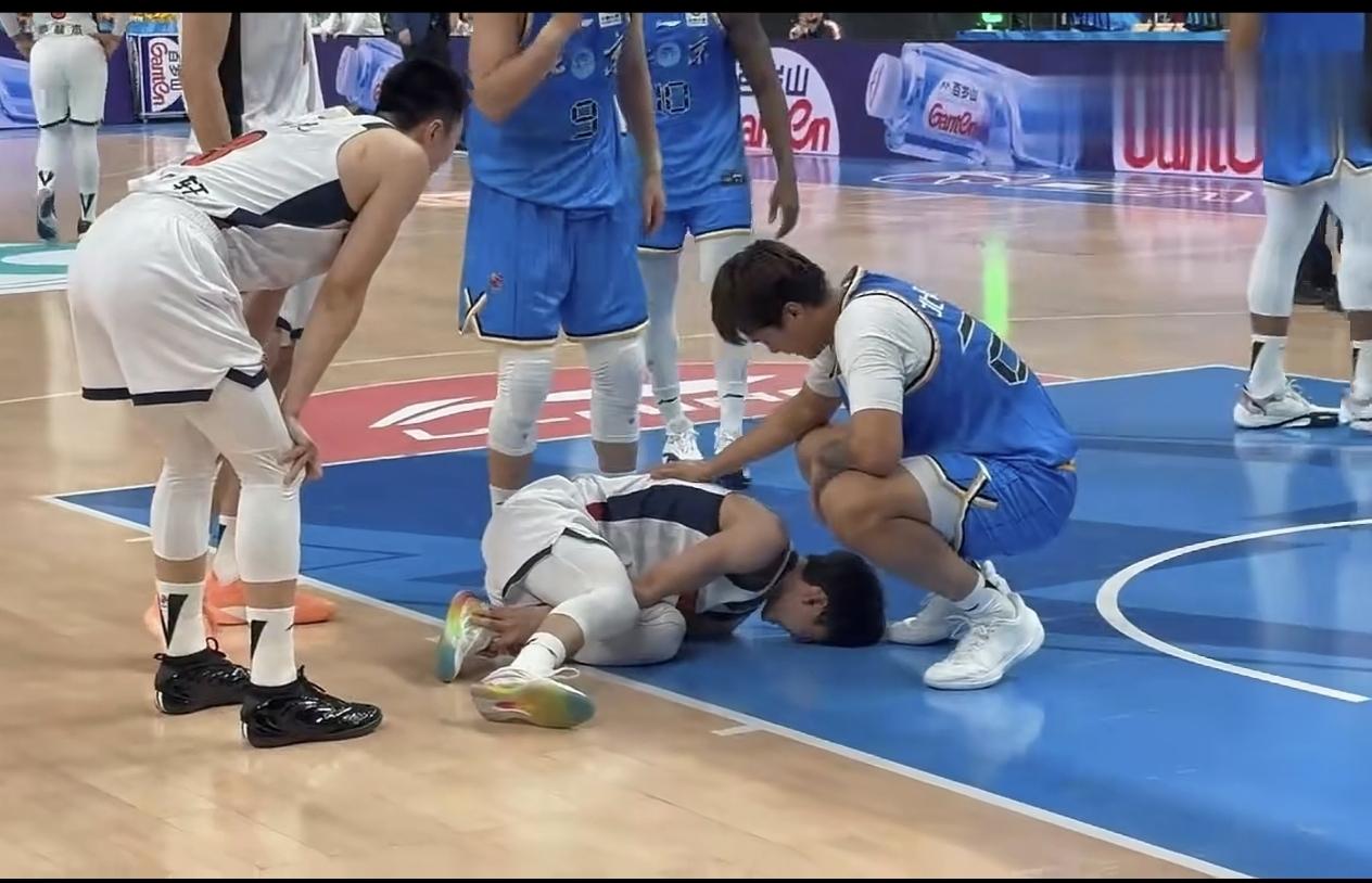 永远是徐杰身边的那个大哥！徐杰倒地瞬间，赵睿真情流露！徐杰受伤倒地，痛苦抽搐