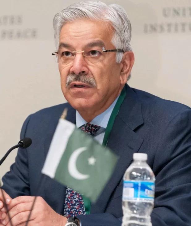 半岛电视台报道，当地时间13日，巴基斯坦防长阿西夫宣布，伊斯兰堡正在密切关注，新