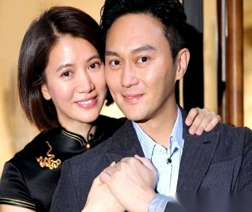袁咏仪在综艺里爆过一个冷门：她年轻那会儿，居然动过倒追吴镇宇的念头。一个是风风火火的火爆港姐，一个是