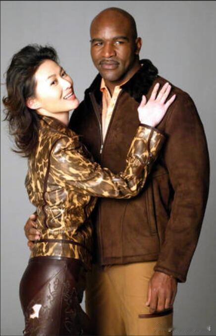 拳王霍利菲尔德,这颜值长的一般，不过身材是真好，健硕宽大，“潘金莲”站在他旁边，