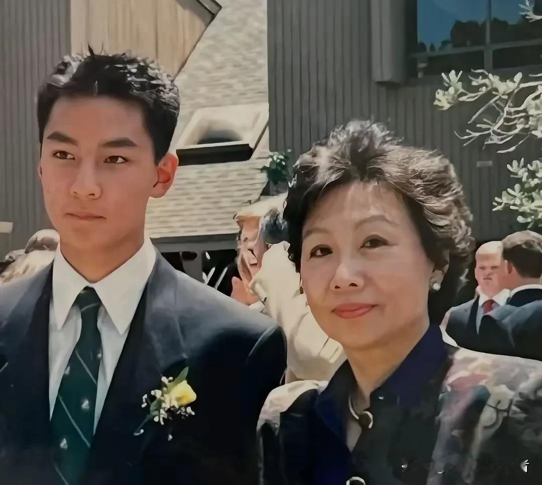 吴彦祖到底哪里帅气，毕业时候和父母的照片，一看就是老来得子家庭。吴彦祖一直很迷