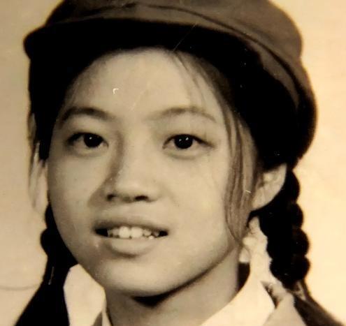 1969年，21岁的女知青廖晓东，嫁给了一贫如洗的老光棍。新婚夜，廖晓东一脸娇羞