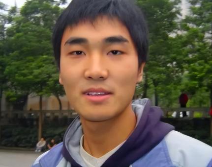 “每月就给我500块，资助不起装什么孙子！”2006年，贫困大学生向海清向媒体怒