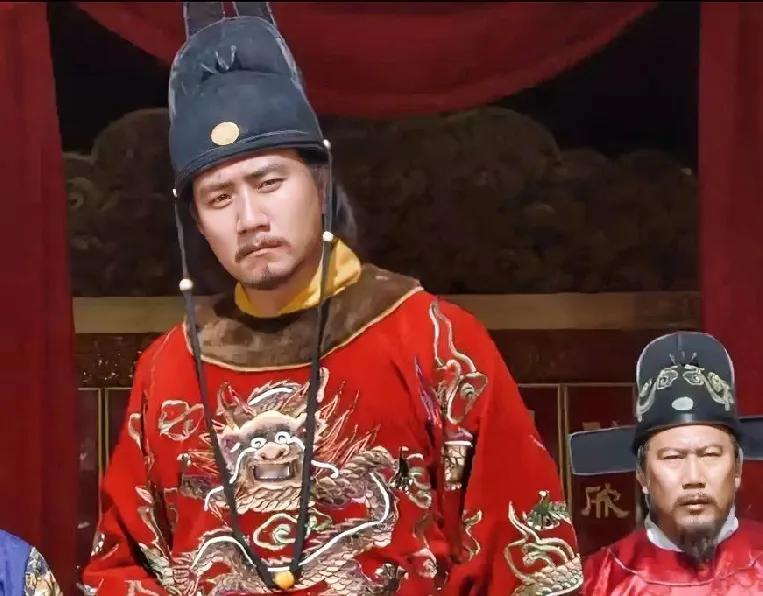 原来，胡军这个黑色帽子没有双龙戏珠的帽子才是初代正版。而金色的居然是冥器，陈宝