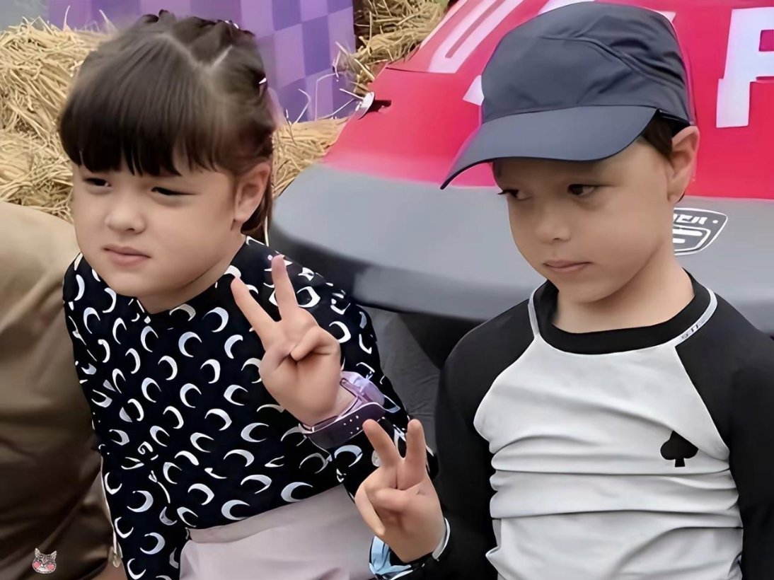 撒贝宁和李白的龙凤胎完美避开了妈妈的白皮肤外貌