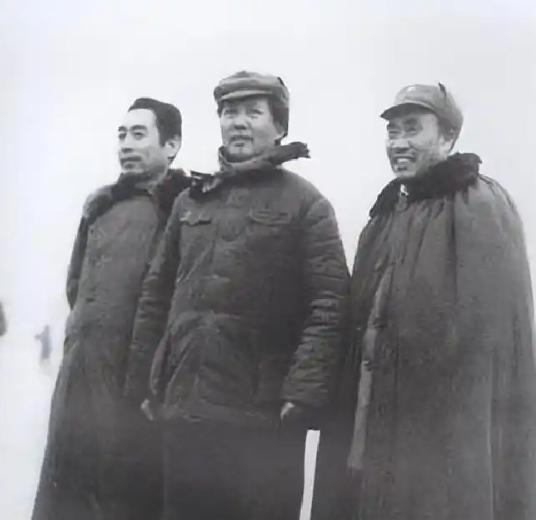 1973年12月21日，毛主席召开中央军委会议，朱德应邀参加。朱德刚一走进会议室