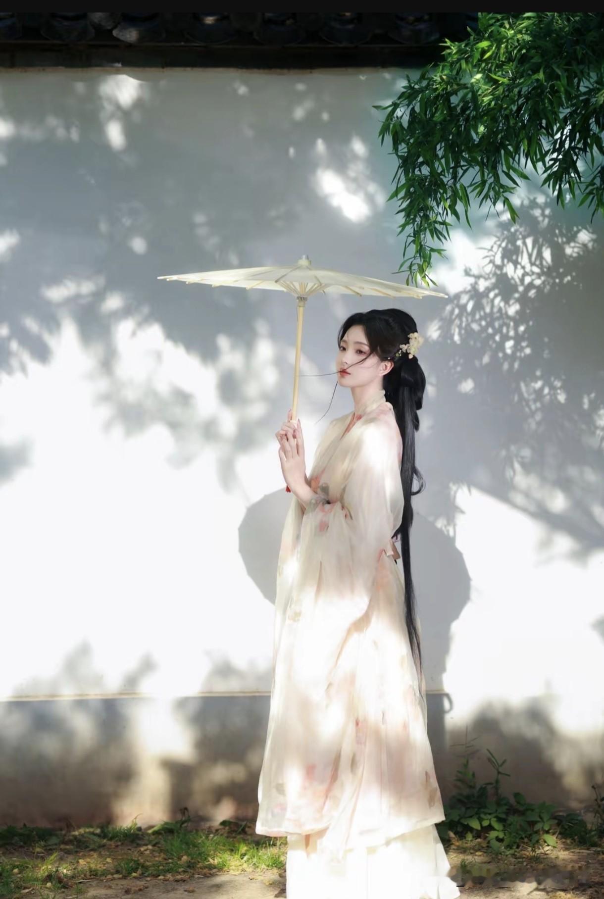 竹影摇曳间，美人撑伞立。国风撑伞写真竹林古风少女唐装团扇美人竹韵美女竹畔