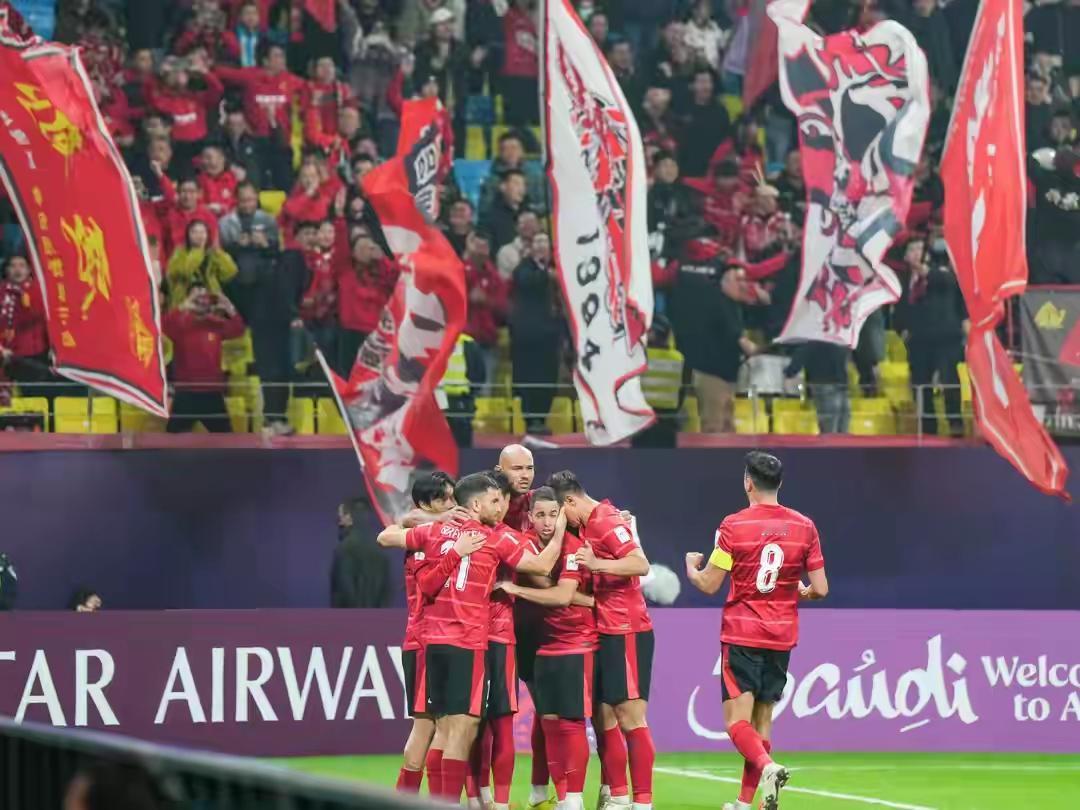 25号成都蓉城队主场对决日本广岛三箭队，本以为会是一场势均力敌的精彩对决，结果过