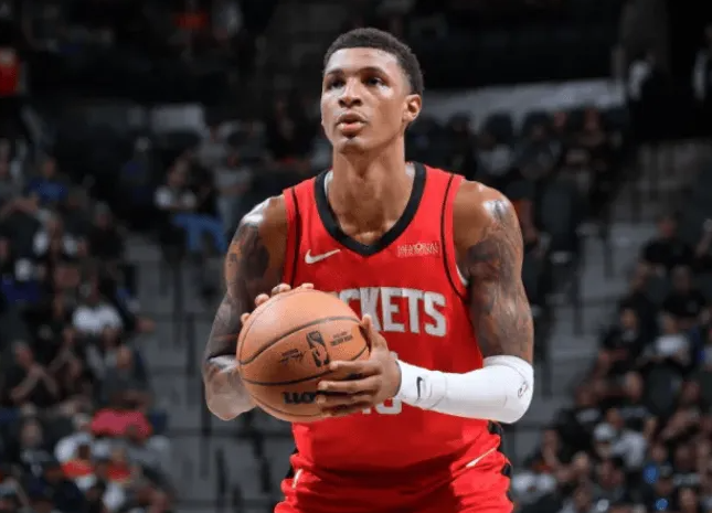 NBA常规赛，火箭119-110战胜鹈鹕，赛后，凯文-杜兰特接受了采访，谈到了小