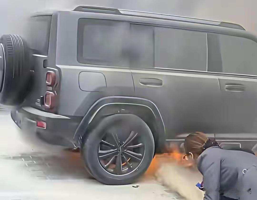 又一新能源车型起火了，现在的新能源还能不能买啊！[捂脸哭]而且可以看的出来