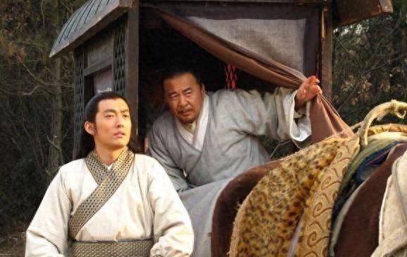 李白被贬回乡，途中遇到好友狂放吃酒，酒酣耳热之际，即兴在墙上泼墨挥毫。不承想，有