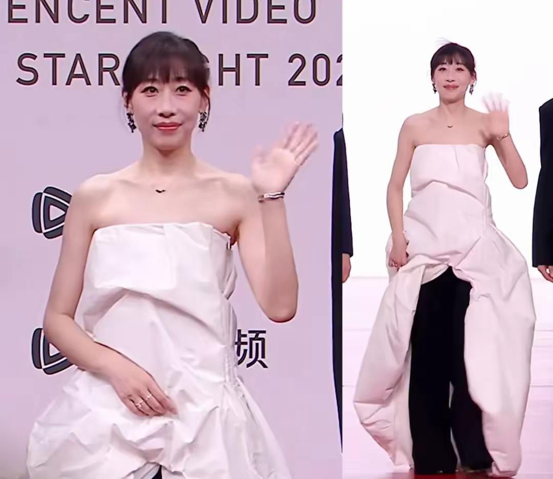 看了任素汐在《星光大赏》的造型，原谅我这颗“不怀好意”的心，噗嗤一下笑出了声，感