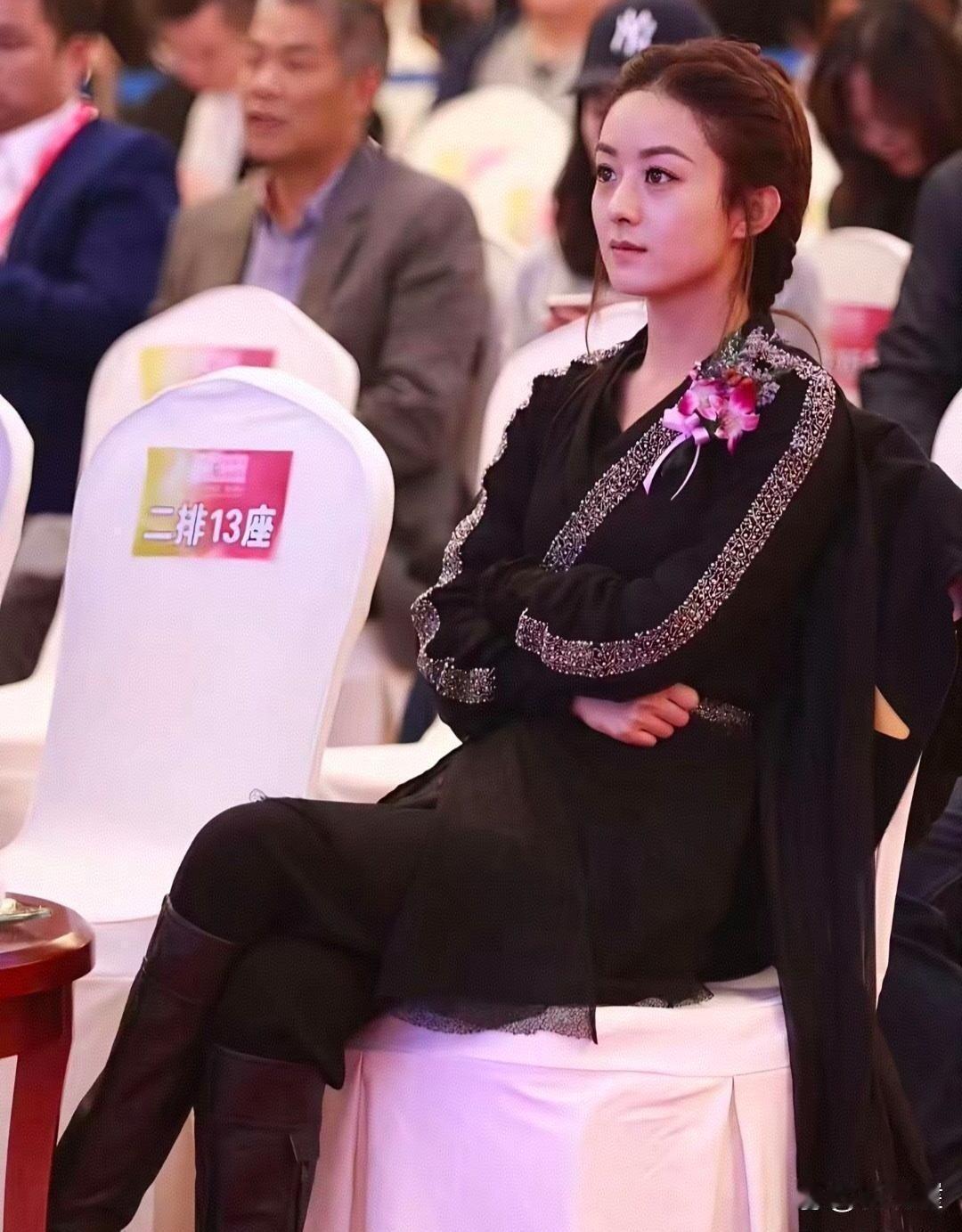 到现在我还记得，当年赵丽颖穿那身衣服去领奖，结果被全网嘲，可现在你再看看她呢，双