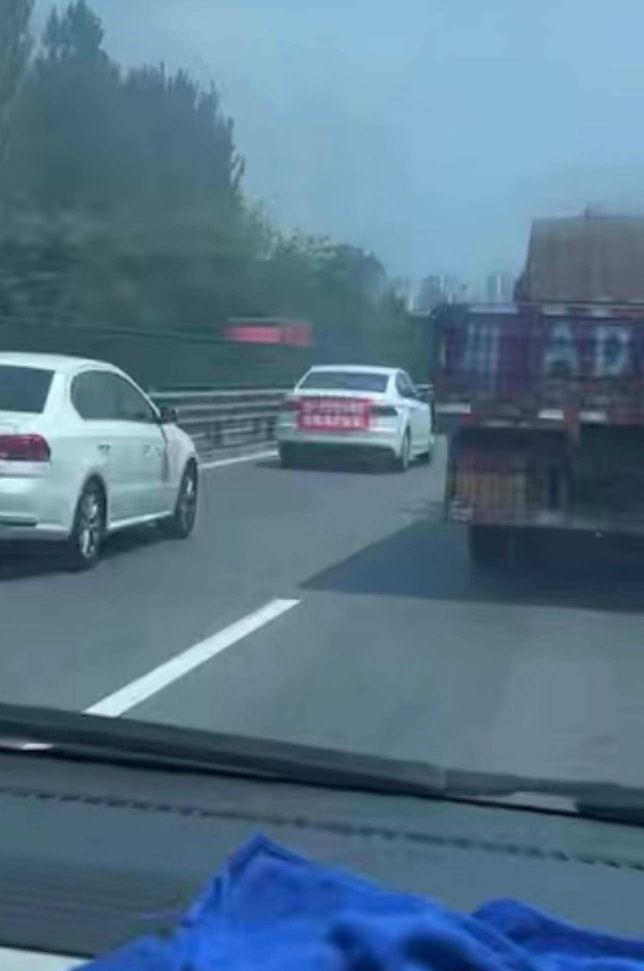 看出来很紧张了不过你最好是临牌车