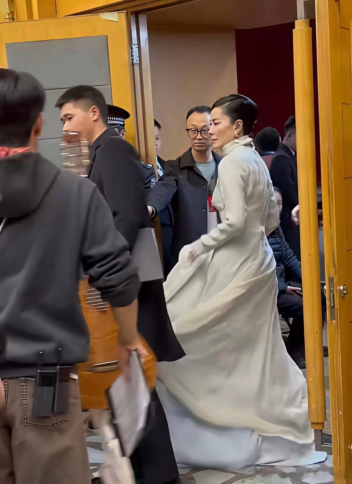 岁月不饶人，王菲也老了，看春晚后台的她，依旧留着利落短发，比去年又清瘦了不少，脸