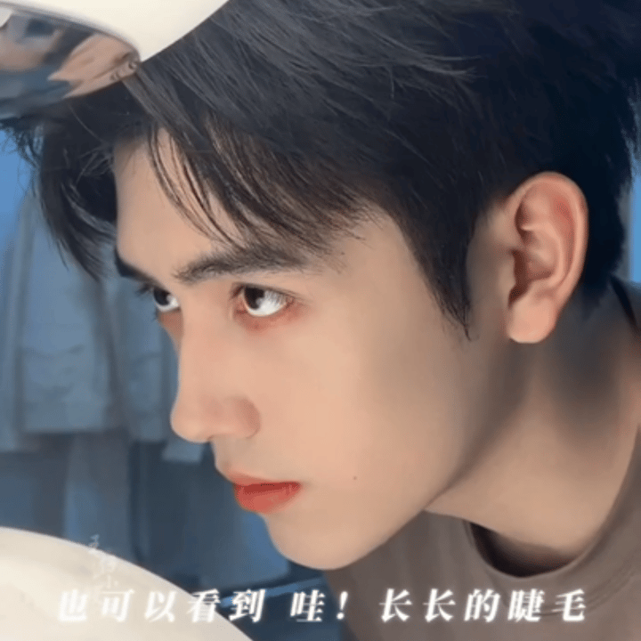 仅用0秒又爱上了陈飞宇纯真年代的爱情陈飞宇演方穆扬，把那种“表面傻乎乎心里门儿