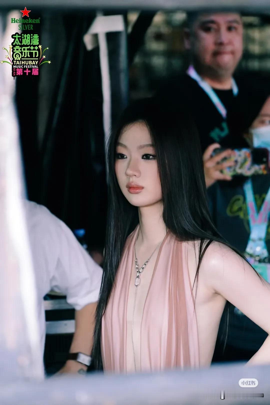 太湖湾音乐节单依纯，阳光下的青春