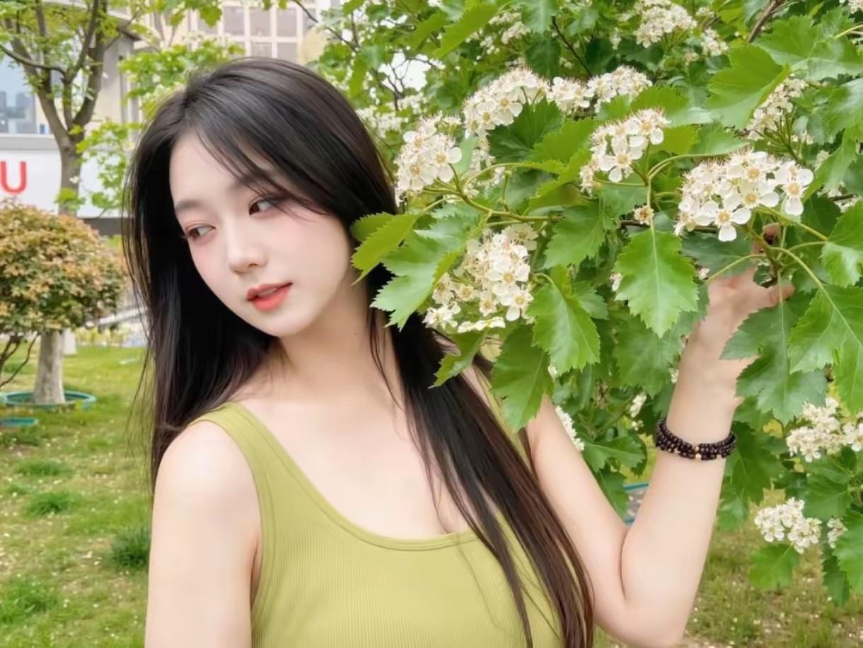 《春枝》春把树桠缝成白瓷盏，盛满碎银似的日光她指尖碰着花的凉，风就裹着草